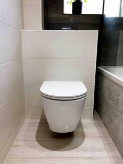 Kings Lynn Double Bedroom 1 New Renovated Bathroom - 6
