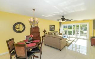 King Bed - Walk to St. Armand's Circle and Lido Beach in Minutes! - 3
