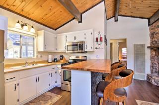 Cozy Cabin with Deck and Fireplace in Big Bear! - Big Bear City - 2