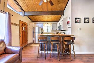 Cozy Cabin with Deck and Fireplace in Big Bear! - Big Bear City - 7