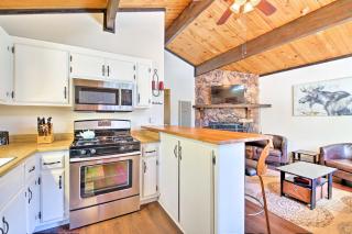 Cozy Cabin with Deck and Fireplace in Big Bear! - Big Bear City - 3