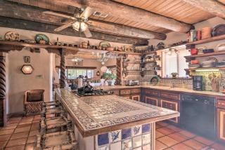 5 Mi to Taos Plaza Eclectic Casa de la Luz Home - 3