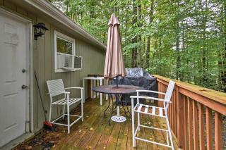 Cozy Arrowhead Lake Home with Sunroom and Pool Access! - Pocono Lake - 9