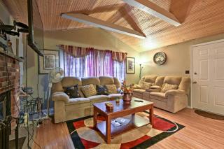 Cozy Arrowhead Lake Home with Sunroom and Pool Access! - Pocono Lake - 7