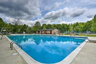 Cozy Arrowhead Lake Home with Sunroom and Pool Access! - Pocono Lake - 0