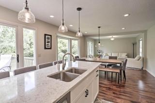 Plymouth House Walk to Beach and Medicine Lake! - 3