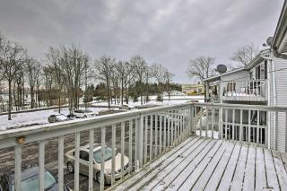 Near Mt Airy Casino Mount Pocono Condo with Balcony - Mount Pocono - 9