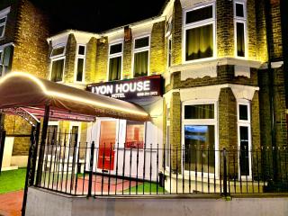 Lyon House Hotel - Barking - 0