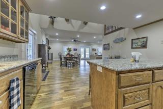 Remodeled Pittsboro Farmhouse Sitting on 220 Acres - Pittsboro - 4