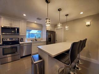 Lakefront Vacation Home - Sleeps 8 - 9