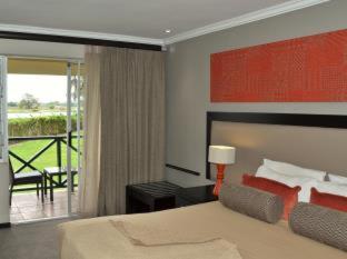 Cresta Riley's Hotel - Maun - 4