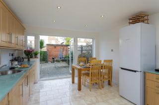 BEST PRICE! LARGE HOME - SMART TV - COMFY BEDS - GARDEN - 4 Single Beds or 2 Doubles! SLEEPS UP TO 4 GUESTS!! - 2