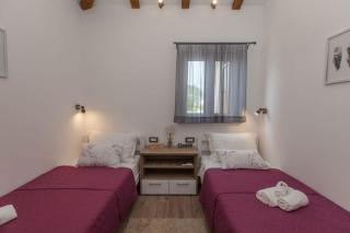 Peaceful Villa with private pool and free parking - Sevid - 1