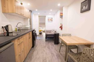 La cour du faubourg 3 - 8