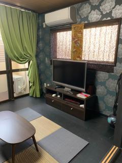 Maximum of 21 people can be rented in one building 3 minutes walk to Tomari Port 10 minutes drive to the airport No parking lot 30 seconds walk from paid parking lot warayunso port city May - Naha - 2