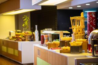 Holiday Inn Muscat AlSeeb by IHG - Muscat - 4