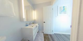 Artistic Hillside Loft - 5