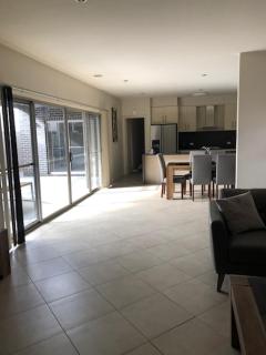 Central executive 3br townhouse 50m to dean street - Albury - 1