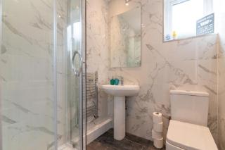 Beautiful 6 Bedroom Holiday Home, Manchester - 4