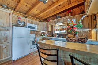 Ruidoso Cabin with Hot Tub - 2 Mi to Grindstone Lake - 5