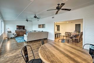 Fire Pit, Pickleball, Pool! Schulenburg Farmhouse - 7