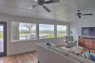 Fire Pit, Pickleball, Pool! Schulenburg Farmhouse - 5