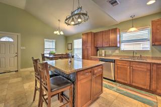 quarter Mi to Beach Canal-View Home in Galveston! - Galveston - 2
