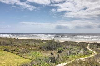 Steps to Beach Home with Deck in Galveston! - Galveston - 9