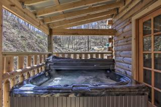 The Phoenix Cabin with Hot Tub in Gatlinburg! - Gatlinburg - 9