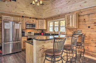 The Phoenix Cabin with Hot Tub in Gatlinburg! - Gatlinburg - 2