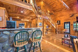 Spacious Cabin with Hot Tub 2 Mi to Beavers Bend - 4