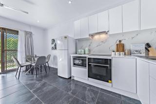 Modern Beach Front Apartment - Airlie Beach - 6