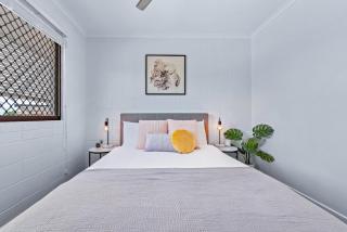Modern Beach Front Apartment - Airlie Beach - 2