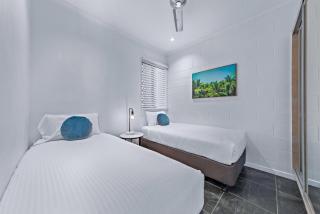 Modern Beach Front Apartment - Airlie Beach - 1