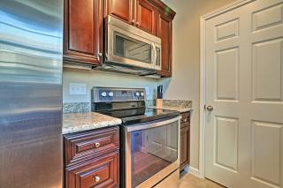 Walk to Beach Lavish Resort Escape in Galveston! - Galveston - 1