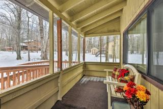 Arrowhead Lake Amenities Quaint Home with Fireplace - Pocono Lake - 9