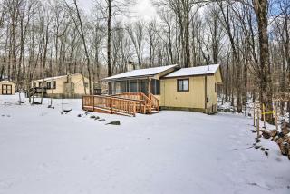 Arrowhead Lake Amenities Quaint Home with Fireplace - Pocono Lake - 8