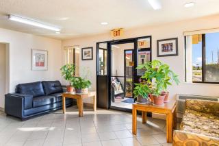 Econo Lodge - Norwalk - 4