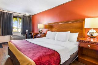 Econo Lodge - Norwalk - 1