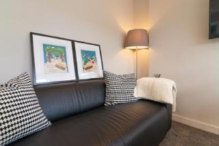 Beautiful 6 Bedroom Holiday Home, Manchester - 8