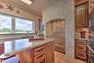 Lakefront Wallis Ranch with Private Beach and Patio! - Wallis - 9
