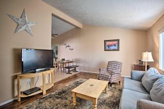 S Cottonwood Home with Yard, 3 Mi to Main St - 9