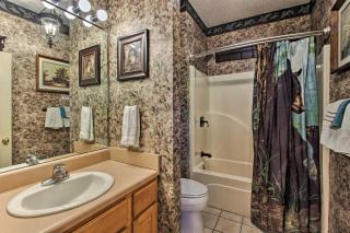 Eclectic Cabin with Hot Tub 1 Mi to Ober Gatlinburg - Gatlinburg - 6