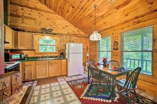 Secluded Studio with Deck about 8 Miles to Beaver Lake! - Eureka Springs - 8