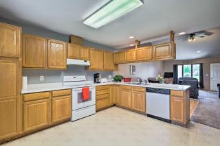Elwood Townhome with Patio - 7 Mi to Johnson Lake - Elwood - 1