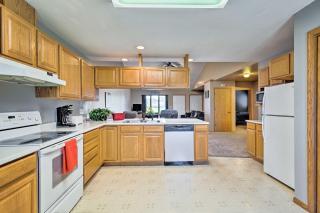 Elwood Townhome with Patio - 7 Mi to Johnson Lake - 2