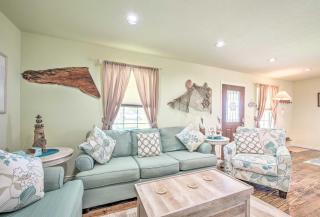 Half-Mi to Seadrift Harbor Seadrift Home with Deck - 6