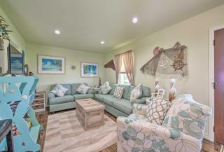 Half-Mi to Seadrift Harbor Seadrift Home with Deck - 8