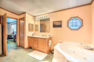 Houghton Lake House with Fire Pit - 2 Mi to Trails! - 5