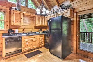 Romantic Mountain Getaway Cabin with Hot Tub! - Sevierville - 3